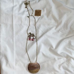 Wood and Gold-toned Necklace will Antique Gold Dangle Earrings